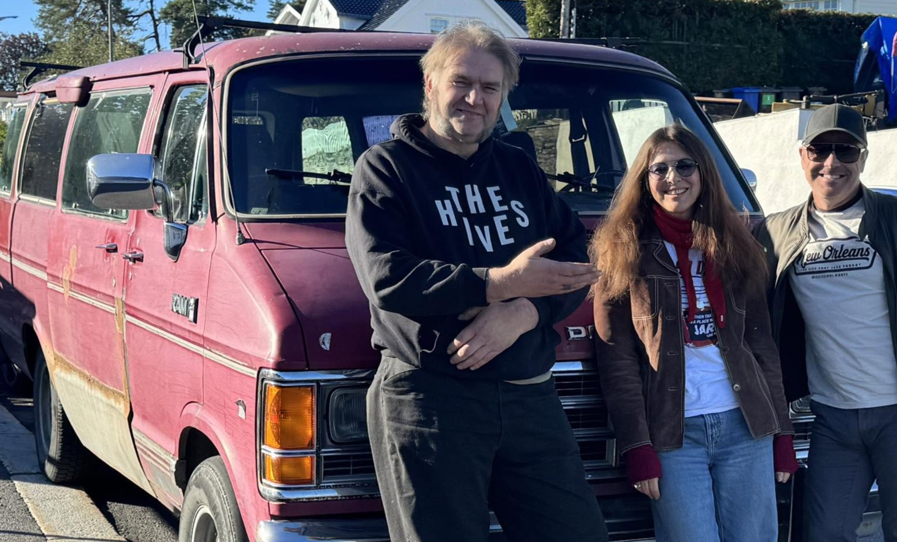 Claudia Scott sammen med Max og Gunnar foran Dodgen.