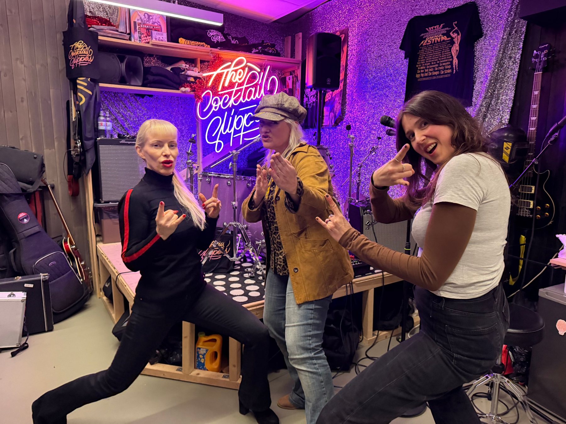 Stine, Astrid og Sandra i øvingslokalet på Grünerløkka.