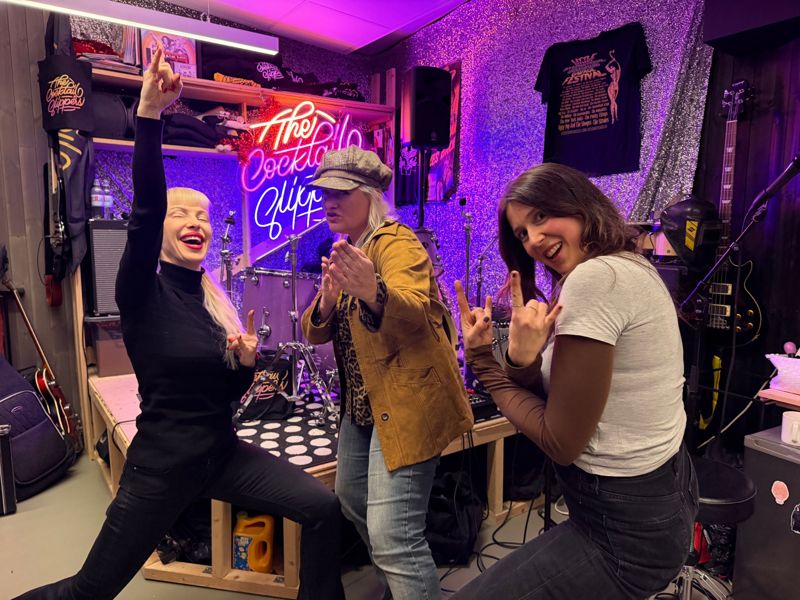 Stine, Astrid og Sandra fra Cocktail Slippers i rockeposer i øvingslokalet
