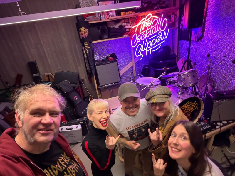 Gunnar og Max tar selfie med Stine, Astrid og Sandra fra Cocktail Slippers i øvingslokalet