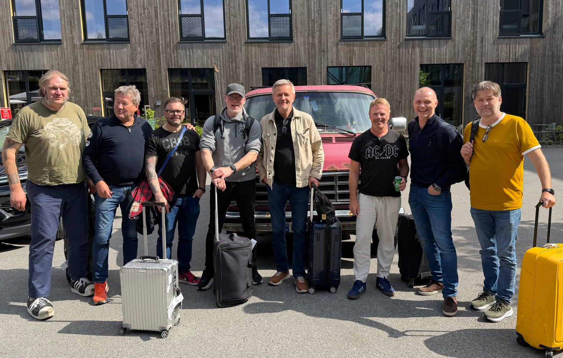 DDE-gutta og Turnébussen foran Lillys Country Club på Jessheim.