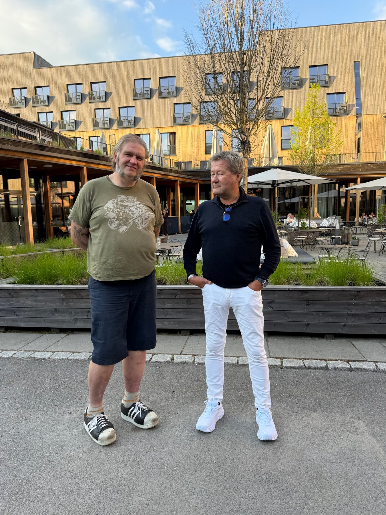 Bjarne Brøndbo og Max snakker bil foran Lillys Country Club på Jessheim.