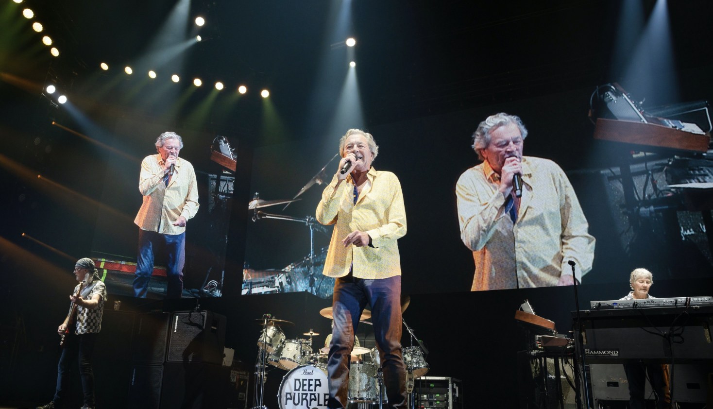 Ian Gillan i front, med Roger Glover på bass og Don Airey ved tangentene.