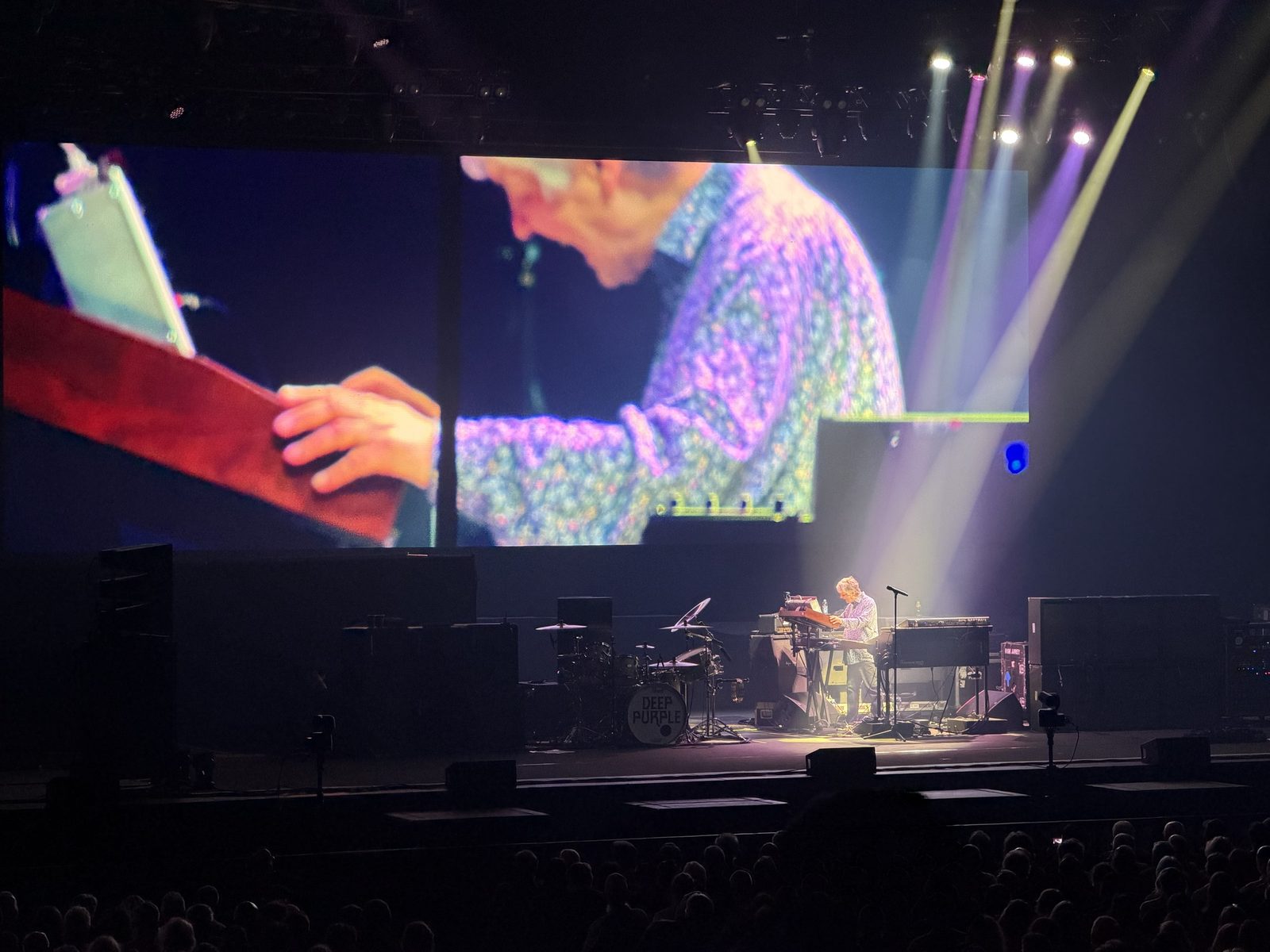 Don Airey alene på scenen under tangentsoloen.