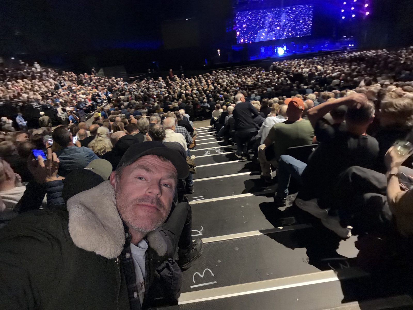 Tilnærmet fullt i Oslo Spektrum, og bare sitteplasser.