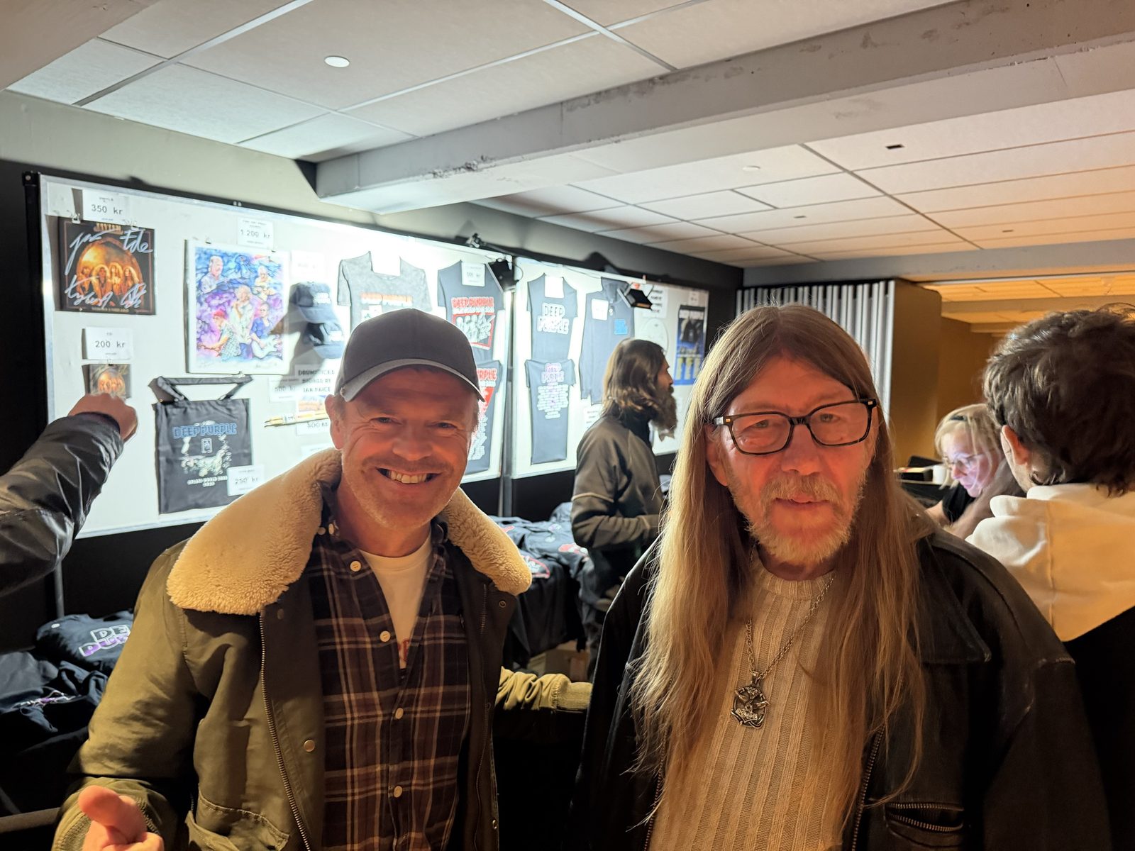Gunnar sammen med livslang Deep Purple-fan Tore ved merchandise-standen. Trommestikker signert av Ian Paice kostet 500 kroner.