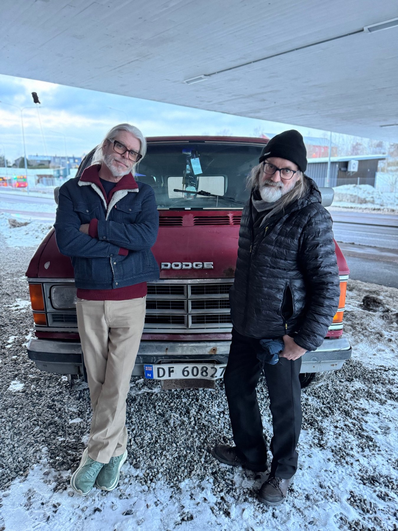 Egil Hegerberg og Lars Lønning foran Dodgen en kald vinterdag.