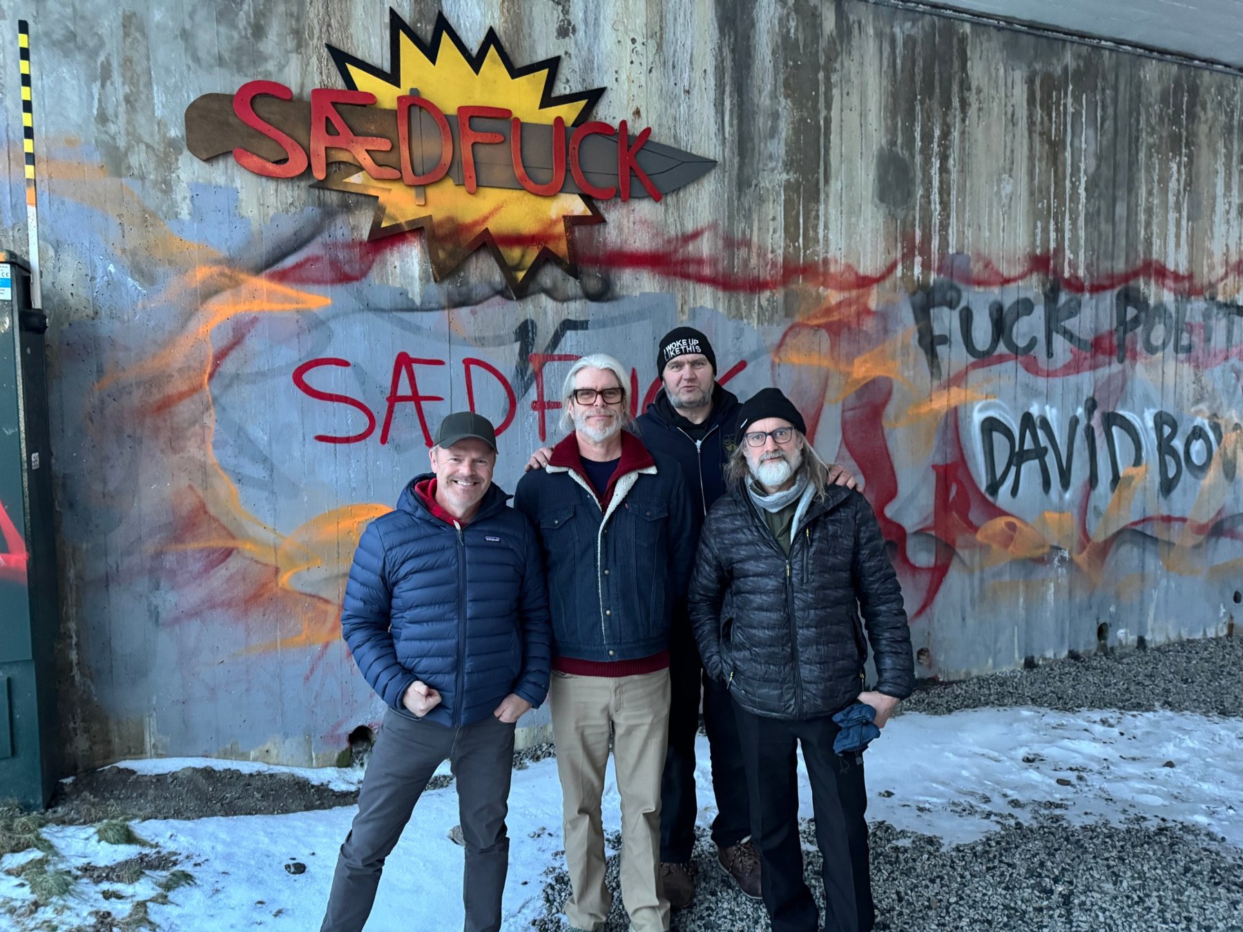 Turnébussen, Egil Hegerberg og Lars Lønning foran Sædfuck-taggen.