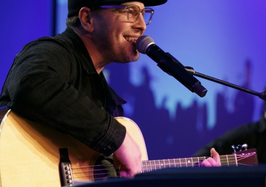 Gavin DeGraw med kassegitaren.