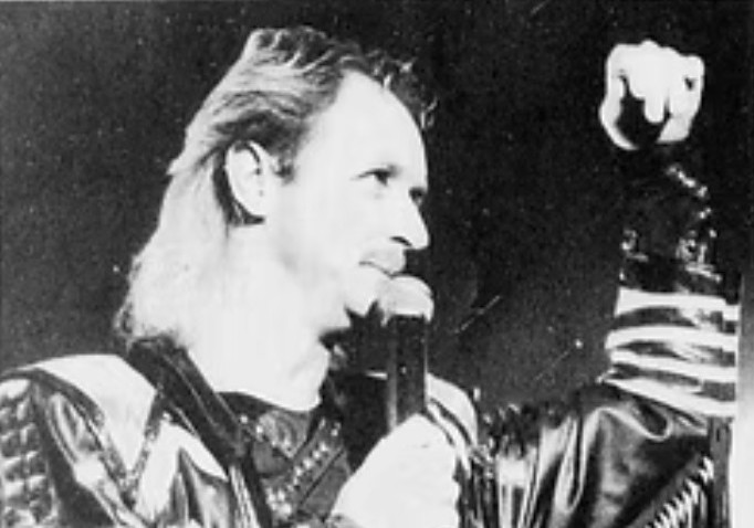 Rob Halford i Drammenshallen 27. oktober 1986. Utsnitt fra avisanmeldelsen av konserten.