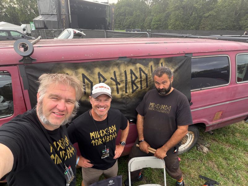 Max, Gunnar og en kar med trommestikker foran Dodgen
