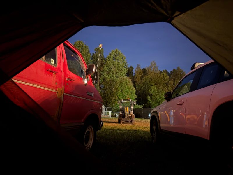 Dodgen sett fra teltåpningen en lys sommernatt
