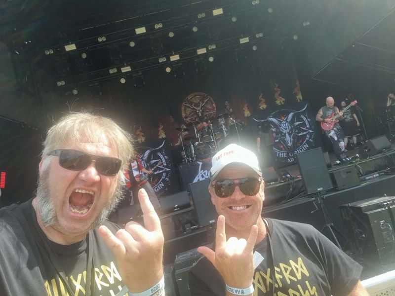Max og Gunnar tar selfie foran hovedscenen under en konsert