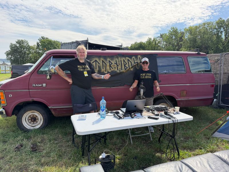 Max og Gunnar foran Dodgen med runebanner og et bord fullt av opptaksutstyr