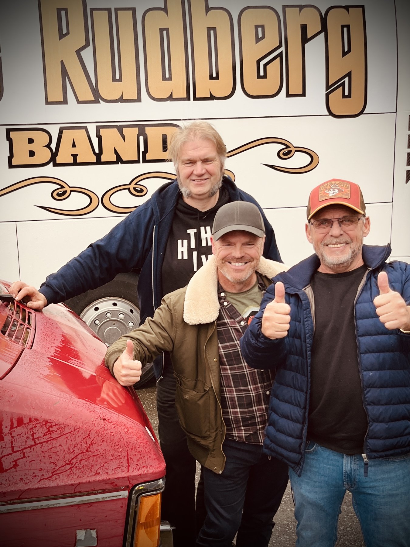 Tommel opp foran Rune Rudberg Band-bussen.