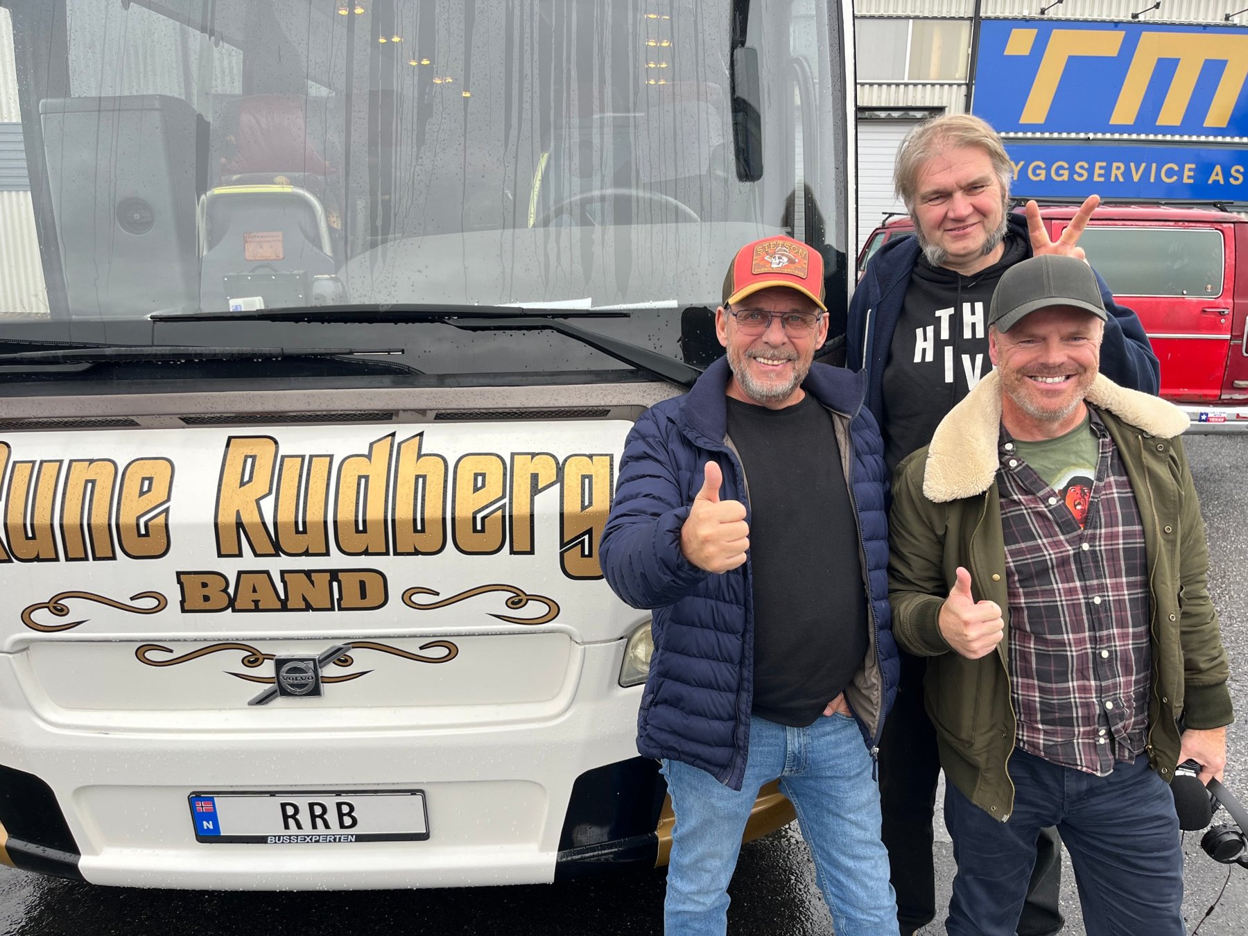Rune Rudberg, Max og Gunnar foran Rune Rudberg Band-bussen.
