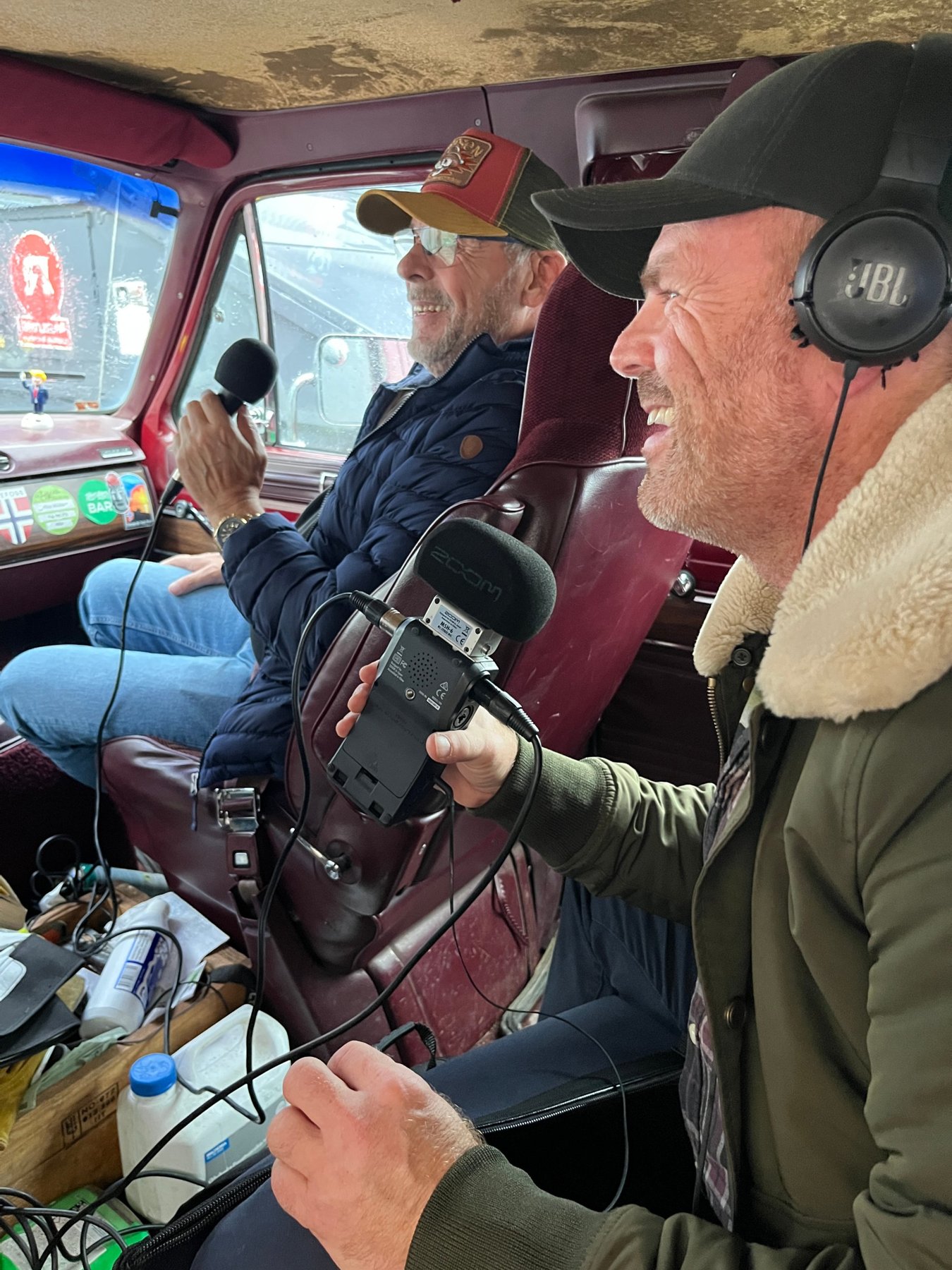 Rune Rudberg ved mikrofonen og Gunnar med opptakeren i Dodgen.