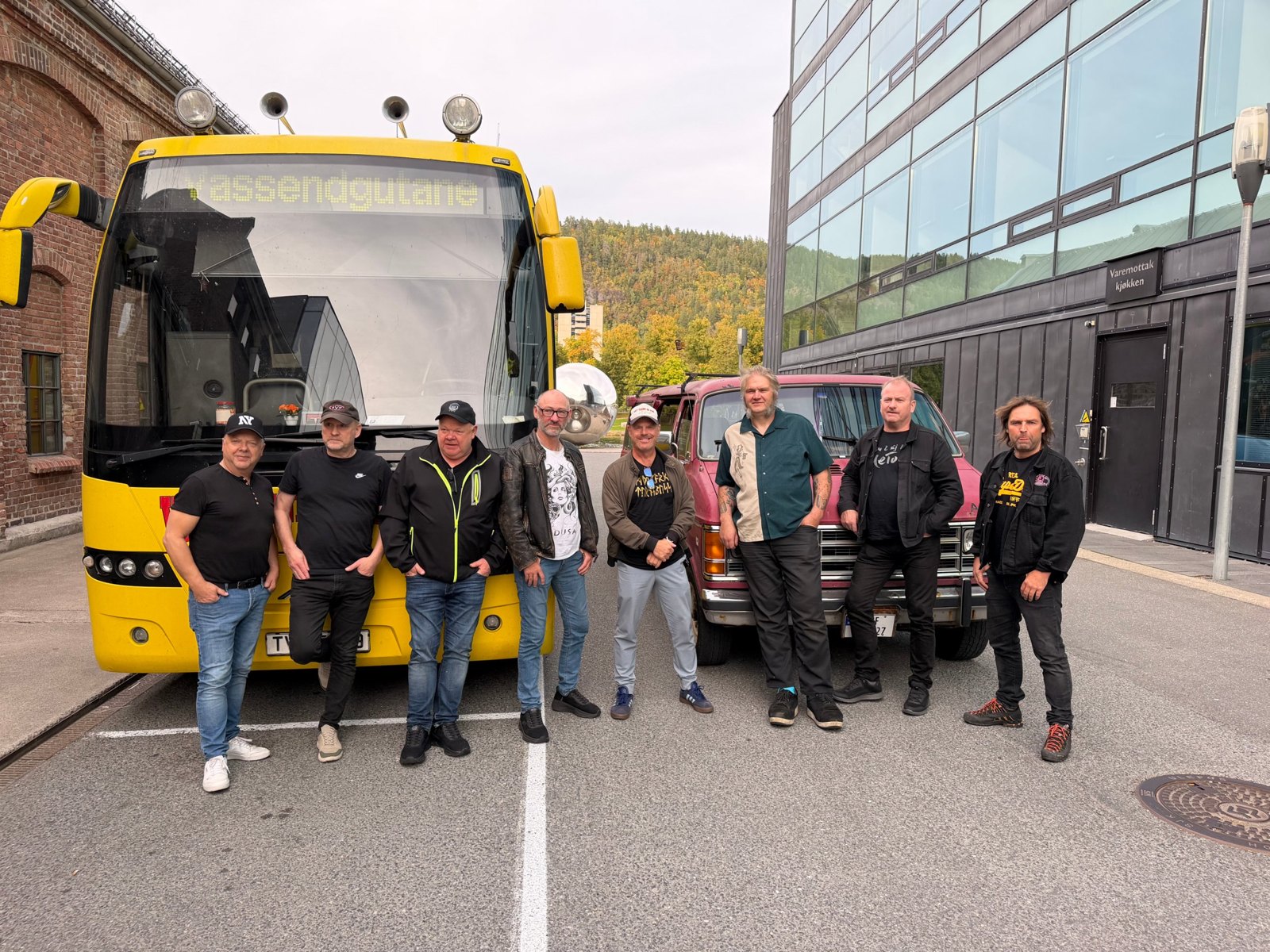 Vassendgutane, Gunnar og Max foran den gule Vassendgutane-bussen og den røde Dodge-vanen