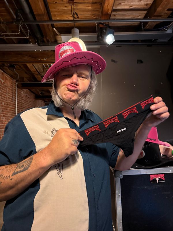 Max i rosa cowboyhatt med Vassendgutane-merch backstage