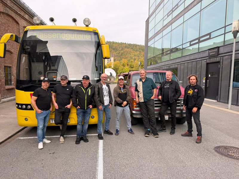 Vassendgutane, Gunnar og Max foran den gule Vassendgutane-bussen og Turnèbussen