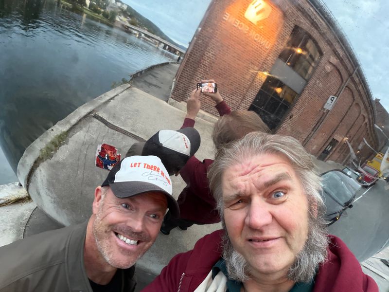 Gunnar og Max tar selfie i en speilkule utenfor Union Scene